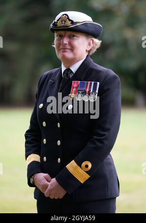 Le Commodore de la Marine royale Judith 'Jude' Terry lors d'une cérémonie au Pear à Parley à Ferndown, Bournemouth, où elle a présenté la Légion d'honneur à un vétéran de la Seconde Guerre mondiale, Lorna Cockayne, âgée de 96 ans,Qui a servi dans le Service naval royal des femmes (WRNS), connu officiellement et populairement sous le nom de Wrens, comme un codebreaker de Bletchley Park.Date de la photo : vendredi 8 octobre 2021. Banque D'Images