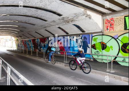 Europe, Italie, Lombardie, Milan, quartier Ortica.Art de rue avec des peintures murales de l'or.Me.Projet d'Ortica Memoria. Mur dédié aux immigrants Banque D'Images