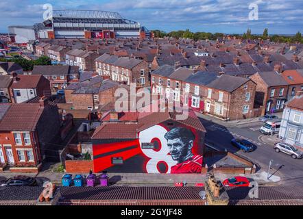 Une nouvelle fresque de l'ancien capitaine de l'Angleterre et de Liverpool Steven Gerrard a été peinte sur le mur d'une maison à Anfield, Liverpool, Merseyside. Banque D'Images