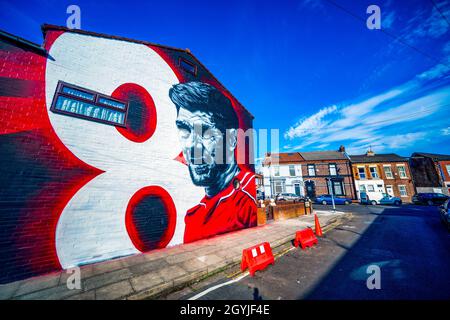 Une nouvelle fresque de l'ancien capitaine de l'Angleterre et de Liverpool Steven Gerrard a été peinte sur le mur d'une maison à Anfield, Liverpool, Merseyside. Banque D'Images