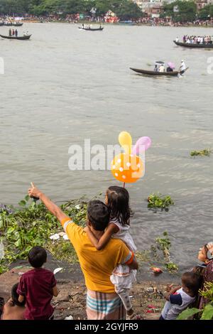 Spectateur de la course en bateau sur la rive .Cette image a été prise le 28 septembre 2021 à Dhaka, fleuve Burigongga, Bangladesh, Sud Banque D'Images