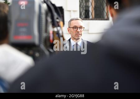 Vienne, Autriche. 08th octobre 2021. Le chef du parti fédéral, Herbert Kickl, du FPÖ, est en route vers le président fédéral pour une nomination dans les médias non publics. Sujet : crise gouvernementale en Autriche. Credit: Franz PERC / Alamy Live News Banque D'Images