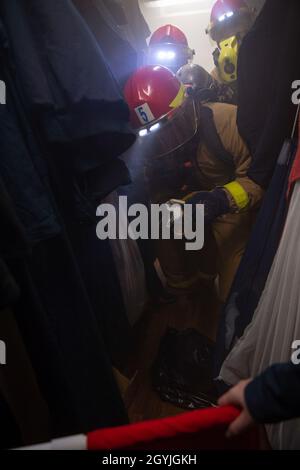 190104-N-OI558-1565 MER DE CHINE MÉRIDIONALE (JANV4, 2019) les marins ont fait une simulation de feu lors d'un exercice de contrôle des dégâts à bord du croiseur de missiles guidé de classe Ticonderoga USS Shiloh (CG 67).Shiloh est déployé dans la zone d'opérations de la 7e flotte des États-Unis afin de soutenir la sécurité et la stabilité dans la région Indo-Pacifique.(É.-U.Photo marine par Spécialiste communication de masse 3e classe Chanel L. Turner) Banque D'Images