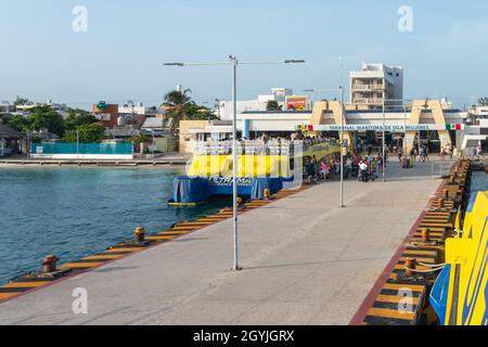 Isla Mujeres, Mexique - 13 septembre 2021: Vue du port de ferry avec le bateau Ultramar à Isla Mujeres, Cancun, Mexique Banque D'Images