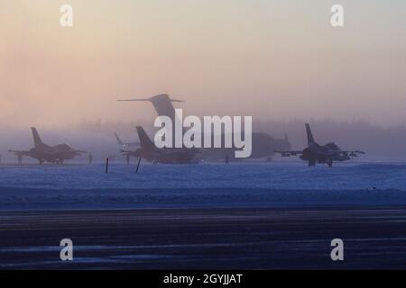 L'US Air Force un KC-135 Stratotanker affecté à la 168e Escadre de ravitaillement en vol de départ d'une base commune (JBPHH Harbor-Hickam Pearl), New York, à Eielson Air Force Base, Alaska, le 6 janvier 2020. Le KC-135 de ravitaillement fournira pour la 18e escadron agresseur de vol F-16 Fighting Falcon pour JBPHH de Sentry Aloha 20-1. (U.S. Photo de l'Armée de l'air par la Haute Airman Beaux Hebert) Banque D'Images