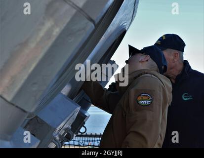 Le chef Jason Hartberger, affecté au Centre médical naval de Portsmouth, inspecte l'intérieur d'un Mk ouvert.143 Armored Box Launcher avec un volontaire de Nauticus à bord du cuirassé de classe Iowa désaffecté, USS Wisconsin (BB-64) à la fin d'un événement COMREL impliquant des marins du contingent Dam Neck du système américain de défense antimissiles Aegis-Roumanie, Naval support Activity-Hampton Roads et Naval Medical Center Portsmouth.(US Navy photo par Max Lonzanida/publié). Banque D'Images