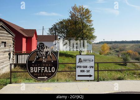 JAMESTOWN, DAKOTA DU NORD - 3 octobre 2021 : panneau pour le National Buffalo Museum à Frontier Town. Banque D'Images