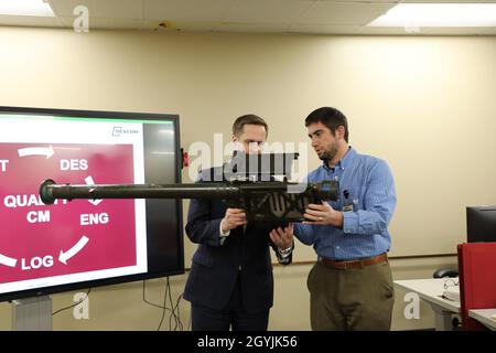 Jonathan Moak, cadre supérieur exerçant les fonctions de secrétaire adjoint de l'armée (gestion financière et contrôleur), visite le site du centre d'intégration prototype du Commandement de l'aviation et du missile du Centre de développement des capacités de combat de l'armée américaine le 7 janvier dans le cadre d'une visite sur le site de Redstone Arsenal, Alabama.Moak a entendu les employés de CCDC AvMC parler directement du travail qu'ils font pour appuyer la préparation et le Warfighter. Banque D'Images