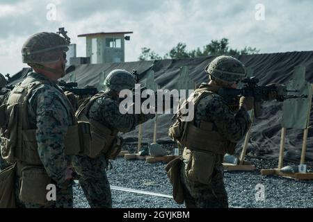 Marines avec Bravo Company, Battalion Landing Team, 1er Bataillon, 5e Marines, 31e corps expéditionnaire maritime, tirer sur des cibles lors d'un exercice de tir en direct à Camp Hansen, Okinawa, Japon, 7 janvier 2020.Les Marines se sont familiarisées avec les systèmes d'armes M4, M16A4 et M27 en vue du déploiement prochain de la région Indo-Pacifique.Le 31e MEU, le seul MEU en permanence déployé par le corps des Marines, fournit une force flexible et mortelle prête à exécuter une large gamme d'opérations militaires en tant que première force de réponse aux crises dans la région Indo-Pacifique.(Société marine officielle Banque D'Images