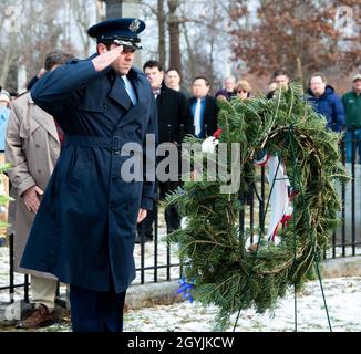 Le lieutenant-colonel Shawn Reynolds de la Garde nationale aérienne de New York, commandant adjoint du 107e groupe des opérations de la 107e Escadre d'attaque, rend hommage en présentant une couronne du président Donald Trump à la tombe de Millard Fillmore ,Le 13 janvier 7, le président des États-Unis au cimetière Forest Lawn de Buffalo, dans l'État de New York, à l'occasion du 220e anniversaire de la mort de Fillmore, en 2020.Le président en exercice envoie des couronnes aux tombes de ses prédécesseurs à l'anniversaire de leur naissance et celles-ci sont présentées par des membres de l'armée américaine. (Photo de la Garde nationale aérienne américaine par Airman Daniel Meade) Banque D'Images