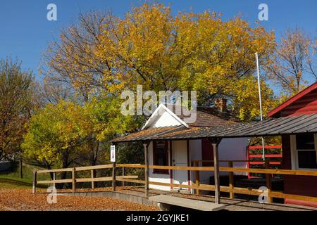 JAMESTOWN, DAKOTA DU NORD - 3 octobre 2021 : boutiques le long de Louis l'Amour Lane dans Frontier Town. Banque D'Images