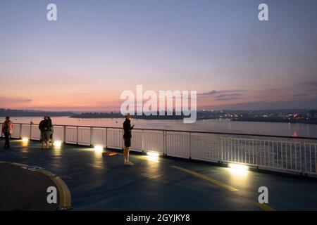 Les passagers sur le pont de Brittany Ferries rouler et les véhicules ferry le 14 septembre 2021 à Plymouth, Royaume-Uni.Brittany Ferries est le nom commercial de la compagnie maritime française BAI Bretagne Angleterre Irlande S.A. fondée en 1973 par Alexis Gourvennec, qui exploite une flotte de ferries et de croisières entre la France et le Royaume-Uni. Banque D'Images