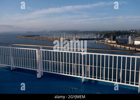 Yachts et autres bateaux amarrés dans un port au port de Roscoff depuis le pont d'une voiture et d'un ferry pour véhicules Brittany Ferries le 26 septembre 2021 à Roscoff, Bretagne, France.Brittany Ferries est le nom commercial de la compagnie maritime française BAI Bretagne Angleterre Irlande S.A. fondée en 1973 par Alexis Gourvennec, qui exploite une flotte de ferries et de croisières entre la France et le Royaume-Uni. Banque D'Images