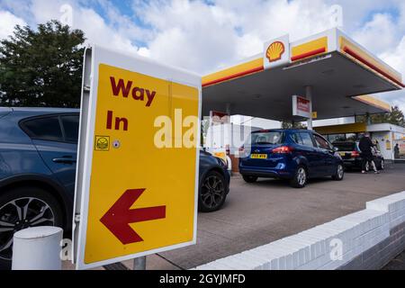 Alors que la crise du carburant se poursuit au Royaume-Uni, cette station-service Shell est ouverte aux entreprises, et les automobilistes y vont pour faire le plein de carburant, qui est vendue à des prix normaux le 29 septembre 2021 à Birmingham, au Royaume-Uni. Bien que certains prévisionnistes restent fermés sans ou avec peu de carburant, il y a une confusion parmi le public quant à savoir s'ils doivent acheter du carburant maintenant ou attendre. Cela a conduit à des achats de panique et à de longues files d'attente en dehors de certaines stations-service, comme la crise, qui a été causée par un manque de pilotes HGV disponibles pour livrer des fournitures, continue. Banque D'Images