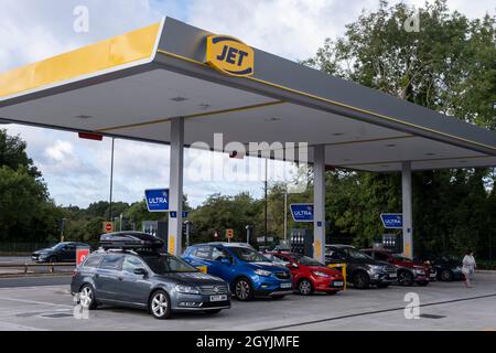 Alors que la crise du carburant se poursuit au Royaume-Uni, cette station-service Jet est ouverte aux entreprises, et les automobilistes vont avec leur voiture pour faire le plein de carburant, qui est vendue à des prix normaux le 29 septembre 2021 à Birmingham, au Royaume-Uni. Bien que certains prévisionnistes restent fermés sans ou avec peu de carburant, il y a une confusion parmi le public quant à savoir s'ils doivent acheter du carburant maintenant ou attendre. Cela a conduit à des achats de panique et à de longues files d'attente en dehors de certaines stations-service, comme la crise, qui a été causée par un manque de pilotes HGV disponibles pour livrer des fournitures, continue. L'opérateur de cette station était enthousiaste Banque D'Images