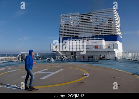 Passagers sur le pont de Brittany Ferries roll-on / roll-off car ferry le 26 septembre 2021 à Roscoff, Bretagne, France.Brittany Ferries est le nom commercial de la compagnie maritime française BAI Bretagne Angleterre Irlande S.A. fondée en 1973 par Alexis Gourvennec, qui exploite une flotte de ferries et de croisières entre la France et le Royaume-Uni. Banque D'Images