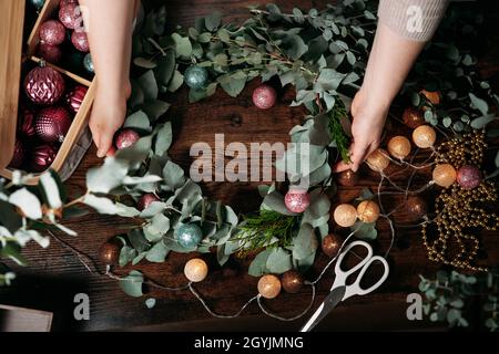 Vue de dessus de la couronne de noël faite à la main sur une table sombre Banque D'Images