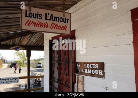 JAMESTOWN, DAKOTA DU NORD - 3 octobre 2021 : le Shack des écrivains Loius l'Amour dans Frontier Town. Banque D'Images