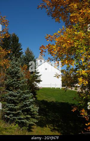 JAMESTOWN, DAKOTA DU NORD - 3 octobre 2021 : Église Pioner encadrée par des arbres aux couleurs d'automne dans Frontier Town. Banque D'Images