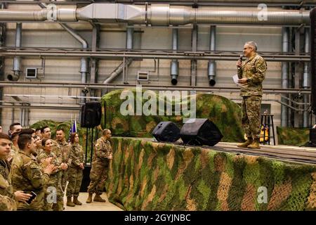 Ramon Colon-Lopez, conseiller principal du président, s'adresse aux militaires américains et polonais avant le début de l'édition 2020 du tour du nouvel an des organismes des services Unis sur la base aérienne de Powidz, à Powidz, en Pologne, en janvier 8.Le 652e Groupe de soutien régional, une unité de réserve de l'armée de Helena, au Montana, a travaillé avec des membres de l'USO et de l'armée polonaise pour accueillir le spectacle sur la base aérienne de Powidz.(É.-U.Photo de la réserve de l'armée par le Sgt.Ryan C. Matson, 652e Groupe de soutien régional) Banque D'Images