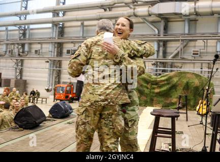 Le colonel Erica Herzog, commandant du 652e Groupe de soutien régional, accueille le conseiller principal du Président Ramon Colon-Lopez au début de la tournée du nouvel an 2020 des organisations des services Unies sur la base aérienne de Powidz, à Powidz, en Pologne, en janvier 8.Le 652e Groupe de soutien régional, une unité de réserve de l'armée de Helena, au Montana, a travaillé avec des membres de l'USO et de l'armée polonaise pour accueillir le spectacle sur la base aérienne de Powidz.(É.-U.Photo de la réserve de l'armée par le Sgt.Ryan C. Matson, 652e Groupe de soutien régional) Banque D'Images