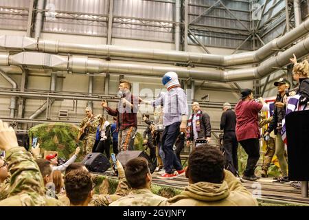 Les animateurs de la tournée du nouvel an 2020 des organismes des services Unis, rejoints par le conseiller principal du président Ramon Colon-Lopez, se produisent pour les soldats américains et polonais le 8 janvier à la base aérienne de Powidz, à Powidz, en Pologne.Le 652e Groupe de soutien régional de Helena, Montana, a travaillé avec des membres de l'USO et de l'armée polonaise pour accueillir le spectacle sur la base aérienne de Powidz.(É.-U.Photo de la réserve de l'armée par le Sgt.Ryan C. Matson, 652e Groupe de soutien régional) Banque D'Images