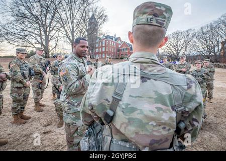 Sergent-chef de l'armée américaineAndre Bland, de Red Bank, N..J., instruit un groupe de cadets du corps de formation des officiers de réserve de l’Université Clemson lors d’un exercice sur le terrain « actions sur l’objectif » sur Bowman Field, le 9 janvier 2020.(Photo de Ken SCAR) Banque D'Images