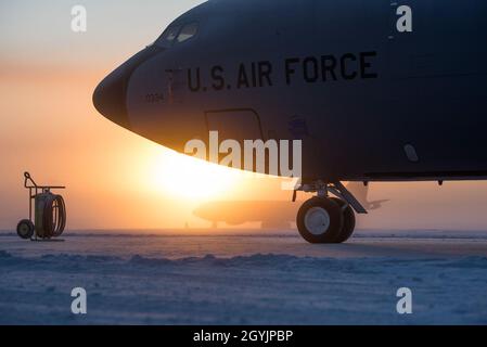 La ligne de vol semble et se sent de façon éthérieuse lorsque la température tombe à -42ºF à l'intérieur de l'Alaska, base aérienne d'Eielson, 9 janvier 2020.Debout sur l'alerte 24/7/365, les aviateurs de la 168e Escadre sont toujours prêts dans les conditions météorologiques les plus difficiles que l'intérieur de l'Alaska peut leur jeter.(É.-U.Photo de la Garde nationale aérienne par le sergent d'état-major.Adam Keele) Banque D'Images