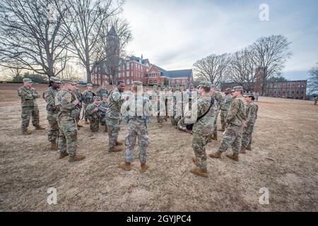 Sergent-chef de l'armée américaineAndre Bland, de Red Bank, N..J., instruit un groupe de cadets du corps de formation des officiers de réserve de l’Université Clemson lors d’un exercice sur le terrain « actions sur l’objectif » sur Bowman Field, le 9 janvier 2020.(Photo de Ken SCAR) Banque D'Images