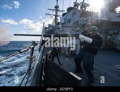 200109-N-TI693-2247 MER MÉDITERRANÉE (JANV9, 2020) - Maître en armes 1ère classe Jeffrey Deason, de retour, de Trenton, New Jersey, surveille Cryptologic Technician (Collection) 3e classe Tanner Divvens, de New Bern, Caroline du Nord, alors qu'il tire une mitrailleuse de calibre .50 lors d'une qualification d'armes de service d'équipage à bord du destroyer guidé de missile USS Carney (DDG 64),9 janvier 2020.Carney, déployé vers l'avant à Rota, en Espagne, est sur sa septième patrouille de force navale déployée vers l'avant dans la zone de la 6e flotte des États-Unis d'opérations à l'appui des alliés et partenaires régionaux ainsi que des États-Unis Banque D'Images