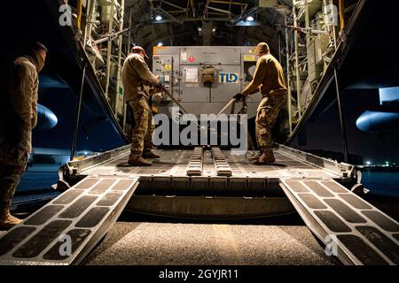 Les porteurs aériens de la US Air Force affectés au Commandement Central de la US Air Force déchargent du fret de l'intérieur d'un Hercules C-130 dans la zone de responsabilité du Commandement Central des États-Unis, le 8 janvier 2020.Le 746e EAS maintient une présence constante dans la zone de responsabilité du Commandement central des États-Unis, soutenant les avions américains et de la Coalition dans diverses opérations dans des pays comme l'Irak, la Syrie et l'Afghanistan.(É.-U.Photo de la Force aérienne par le sergent d'état-major.Daniel Snider) Banque D'Images