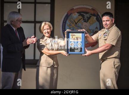 SAN DIEGO (25 octobre 2019) Fleet Weather Center San Diego (FWC-SD) Commandant, Capitaine Rachael Dempsey, commandant principal de commandement Manuel Santos,Et l'ancien commandant de l'installation navale de météorologie et d'océanographie du Pacifique (NMOF), le capitaine (retraité) Robert Clark, dévoile ensemble une plaque commémorative à la cérémonie commémorative du centenaire de l'édifice 14 dans la cour FWC-SD.Le bâtiment 14 a été construit en 1919 en tant que dispensaire de la base aérienne navale de North Island et transféré au NPMOF en 1993.FWC-SD a pris le relais de la location en 2010. Banque D'Images