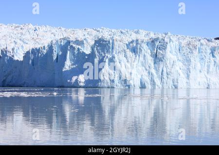 Langue des glaciers de la Sermia Eqip écrasante, Groenland Banque D'Images