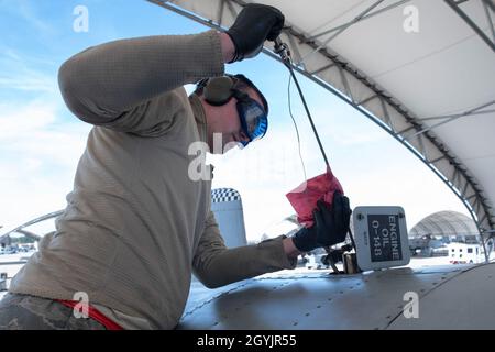 Sergent d'état-majorRyan Elliot, 75e chef d'équipage de l'unité de maintenance de l'aéronef, place une jauge dans l'huile Thunderbolt II A-10C pour déterminer ses niveaux au cours d'une analyse conjointe de l'huile le 9 janvier 2020, à la base aérienne Moody, en Géorgie.Le programme commun d'analyse de l'huile permet aux agents de maintenance de vérifier les défaillances internes des moteurs d'avion en raison de différences dans l'huile.Les échantillons d'huile sont prélevés tous les jours dans les avions et envoyés aux aviateurs d'inspection non destructive pour une évaluation plus approfondie.(É.-U.Photo de la Force aérienne par Airman Megan Estrada) Banque D'Images