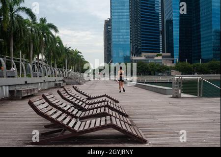 07.10.2021, Singapour, République de Singapour, Asie - chaises longues libérées le long de la promenade de bord de mer à Marina Bay pendant la crise corona durable. Banque D'Images