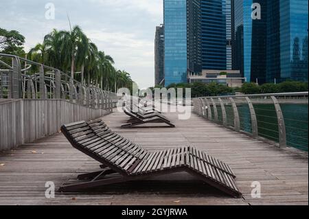 07.10.2021, Singapour, République de Singapour, Asie - chaises longues libérées le long de la promenade de bord de mer à Marina Bay pendant la crise corona durable. Banque D'Images