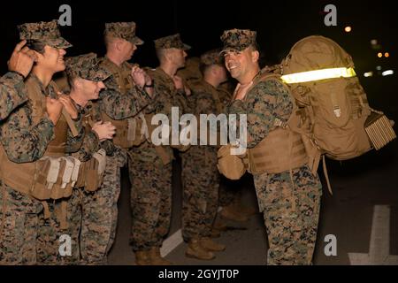 U.S. Marine corps 1er Sgt.Joshua Celis parle avec Marines de Headquarters Company, combat Logistics Regiment 37, 3e Marine Logistics Group, avant une randonnée de 5 kilomètres sur Camp Kinser, Okinawa, Japon, le 10 janvier 2020.La randonnée visait à réintégrer les Marines dans les exigences de conditionnement du corps des Marines et à préparer les randonnées suivantes à l'avenir.Celis, originaire de Houston, Texas, est le premier sergent de HQ Co., CLR-37, 3e MLG.(É.-U.Photo du corps marin par lance Cpl.Armando Elizalde) Banque D'Images