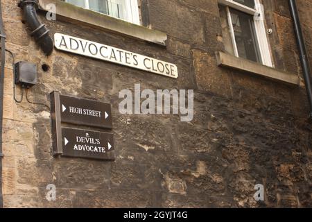 Panneaux à Édimbourg, Advocates Close et pointant vers Devil's Advocate Banque D'Images