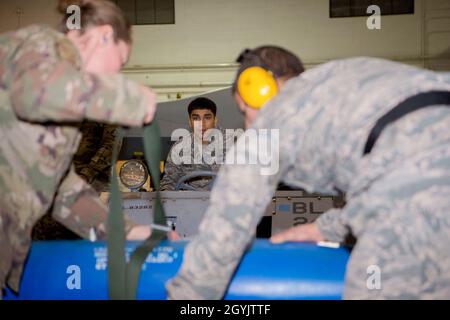 Charger les membres d'équipage de la 9e unité d'entretien d'aéronef préparer le chargement d'une bombe inerte sur un MQ-9 Reaper, le 10 janvier 2020, sur la base aérienne Holoman, N.M.12 aviateurs de la 9e UMA, de la 29e UMA, du 314e Escadron de chasse et du 311e FS ont participé à la compétition pour voir qui pouvait charger les munitions sur leurs avions respectifs le plus rapidement possible.(É.-U.Photo de la Force aérienne par Airman 1ère classe Quion Lowe) Banque D'Images