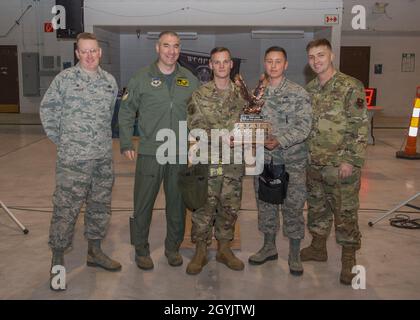 Le colonel Joseph Campo, commandant de la 49e Escadre (deuxième à partir de la gauche), et le colonel Tim Harbour, commandant du 49e Groupe de maintenance, présentent le trophée de la première place aux membres de l'équipage de chargement d'armes du 314e Escadron de combat lors de la cérémonie de remise des prix du quatrième trimestre de chargement, le 10 janvier 2020, sur la base aérienne Holoman, À N.M.12 aviateurs de la 9e unité de maintenance des aéronefs, de la 29e UMA, de la 314e FS et de la 311e FS ont participé à la compétition pour voir qui pouvait charger les munitions sur leurs avions respectifs le plus rapidement possible.(É.-U.Photo de la Force aérienne par Airman 1ère classe Quion Lowe) Banque D'Images