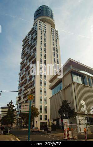 FRANCFORT, ALLEMAGNE - 06 septembre 2021: Le nouveau 'Henninger Turm' de Francfort est un bâtiment résidentiel qui remplace l'ancien 'Henninger Turm', un SIL de grain Banque D'Images