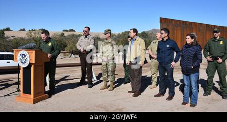 Anthony J. Porvaznik, agent de patrouille en chef du secteur de Yuma, s'exprime à Yuma, en Arizona, lors d'un événement commémorant l'achèvement, le 10 janvier 2020, d'un système de barrière frontalière de 100 milles le long de la frontière sud-ouest.Le projet Yuma 1 s'étend sur environ 5 milles, remplaçant les conceptions démodées et délabrées par un système de barrière de bollard en acier.Le U.S. Army corps of Engineers, South Pacific Border District, fournit des services de passation de marchés, y compris la supervision de la conception et de la construction, des projets de barrière frontalière du Sud-Ouest financés par le ministère de la Défense en Californie, en Arizona, au Nouveau-Mexique et au Texas, à la direction Banque D'Images