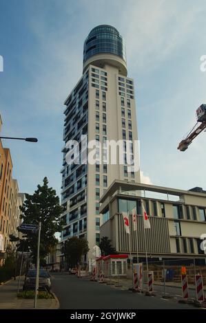 FRANCFORT, ALLEMAGNE - 06 septembre 2021: Le nouveau 'Henninger Turm' de Francfort est un bâtiment résidentiel qui remplace l'ancien 'Henninger Turm', un SIL de grain Banque D'Images