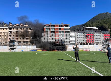 Un incendie éclate à Estadi Nacional, Andorre.Les préparatifs de la coupe du monde d’Angleterre en Andorre ont été frappés par un incendie à l’Estadi Nacional.Le portique de télévision sur le côté du stade de 3,300 places a été englouti par des flammes vendredi après-midi, trois heures après que l'Angleterre s'y était entraîné.Date de la photo: Vendredi 8 octobre 2021. Banque D'Images