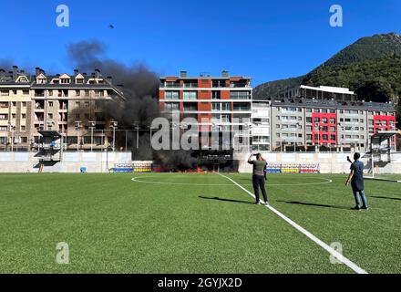 Un incendie éclate à Estadi Nacional, Andorre.Les préparatifs de la coupe du monde d’Angleterre en Andorre ont été frappés par un incendie à l’Estadi Nacional.Le portique de télévision sur le côté du stade de 3,300 places a été englouti par des flammes vendredi après-midi, trois heures après que l'Angleterre s'y était entraîné.Date de la photo: Vendredi 8 octobre 2021. Banque D'Images