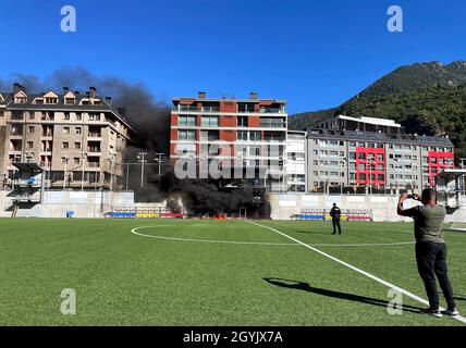 Un incendie éclate à Estadi Nacional, Andorre.Les préparatifs de la coupe du monde d’Angleterre en Andorre ont été frappés par un incendie à l’Estadi Nacional.Le portique de télévision sur le côté du stade de 3,300 places a été englouti par des flammes vendredi après-midi, trois heures après que l'Angleterre s'y était entraîné.Date de la photo: Vendredi 8 octobre 2021. Banque D'Images