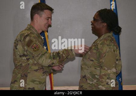 Le Maj. Christopher James, commandant du 45e Escadron de contrôleur, remet la médaille d'étoile de bronze au Sgt.Racquel Farquharson, 45e CHEF de vol des opérations financières DES CPTS, 10 janvier 2020 à la base aérienne Patrick, Fla Farquharson a reçu la médaille d'étoile de bronze pour ses réalisations méritoires au cours de son déploiement.(É.-U.Force aérienne par Airman Dalton Williams) Banque D'Images