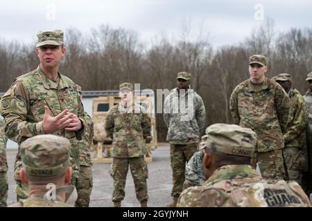 Le colonel Andrew Stone (à gauche), commandant de la 16e brigade d'ingénieurs, parle aux soldats de la 812e compagnie d'ingénieurs (Sapper) qui effectuaient l'entraînement au Camp James A. Garfield joint Military Training Centre, près de Newton Falls, Ohio, le 11 janvier 2020.Stone a présenté les pièces de monnaie de défi du commandant à plusieurs soldats. Banque D'Images