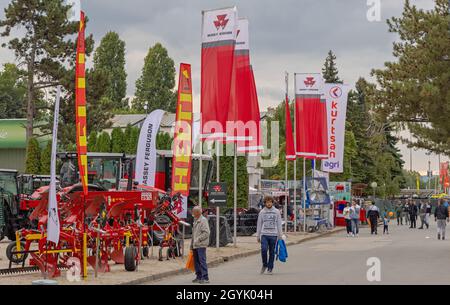 Novi Sad, Serbie - 21 septembre 2021 : Helti Agriculture Equipment et Massey Ferguson Tractors au salon agricole Expo. Banque D'Images