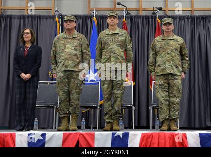 De gauche à droite : le gouverneur de l'Oregon, Kate Brown; le général de division Michael Stencel, le général Adjutant, Oregon; le général de division Daniel Hokanson, directeur de la Garde nationale de l'Armée de terre; et Brig.Le général William J. Prendergast, commandant de la composante terrestre de la Garde nationale de l'Armée de l'Oregon, fait une pause pour une photo lors d'une cérémonie de mobilisation de la Force opérationnelle Jungleer de la 41e équipe de combat de la Brigade d'infanterie, Garde nationale de l'Armée de l'Oregon au Centre des congrès de l'Oregon, le 11 janvier, à Portland,La brigade se déploie au Kosovo à l'appui des opérations de maintien de la paix. Banque D'Images